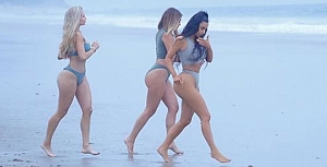 Kim Kardashian iç çamaşırıyla yoga yaptı