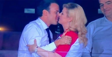 Macron Kolinda'yı dudağından öptü!