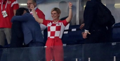 Kolinda Grabar tribünde dans etti