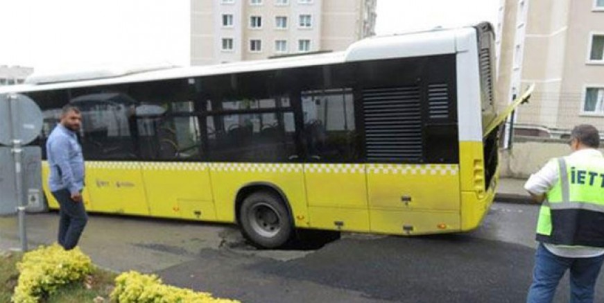 Maltepe'de yol çöktü; facia ucuz atlatıldı