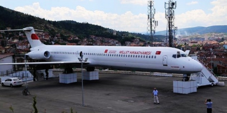 Yolcu uçağı 'millet kıraathanesi' oldu