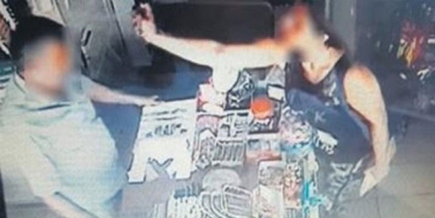 Pendik'te sapık bakkalı copla dövdü!