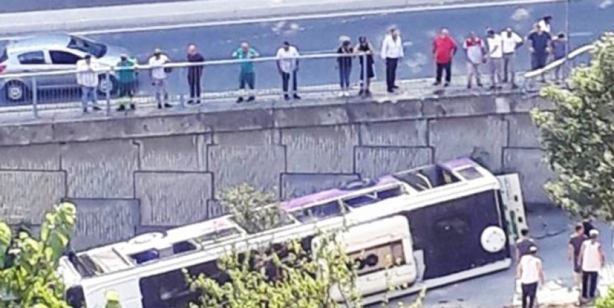 Sarıyer'de halk otobüsü devrildi!
