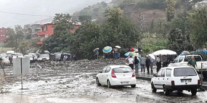 Trabzon'da sel ve heyelan bayramı zehir etti