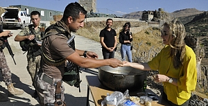 Çukurca'da askere aşure ikramı
