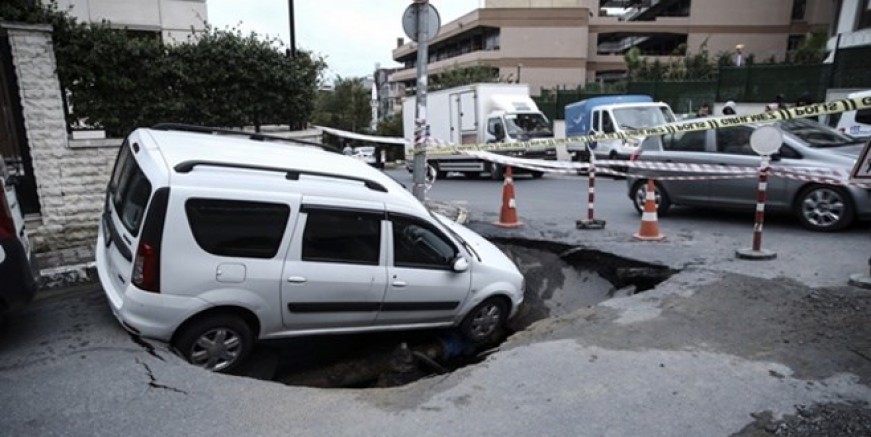 İstanbul'da yol çöktü
