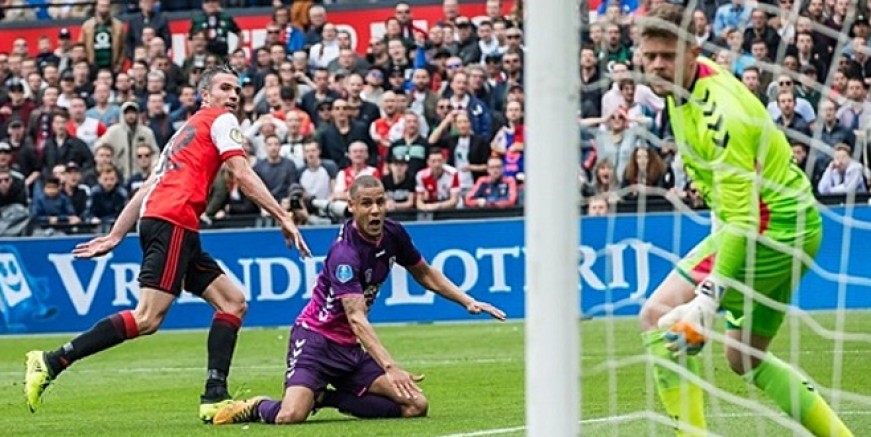 Robin Van Persie eski hocası Advocaat'i üzdü!