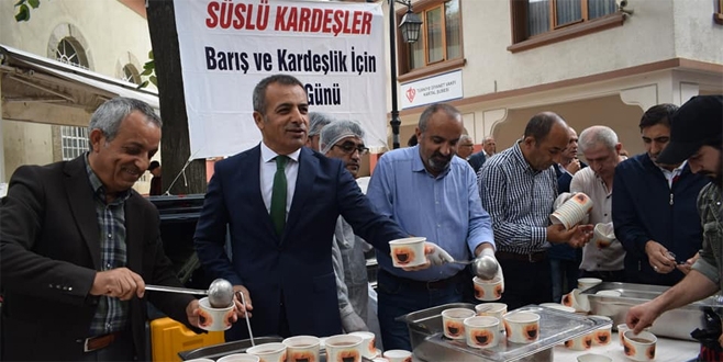 Süslü Kardeşler aşure dağıttı