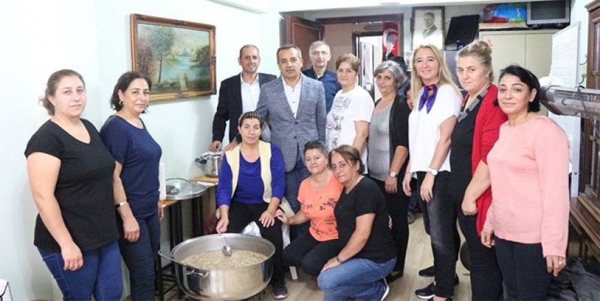 Tanyeri Derneği aşure lokması dağıttı