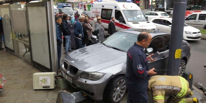 Üsküdar'da otomobil otobüs durağına daldı