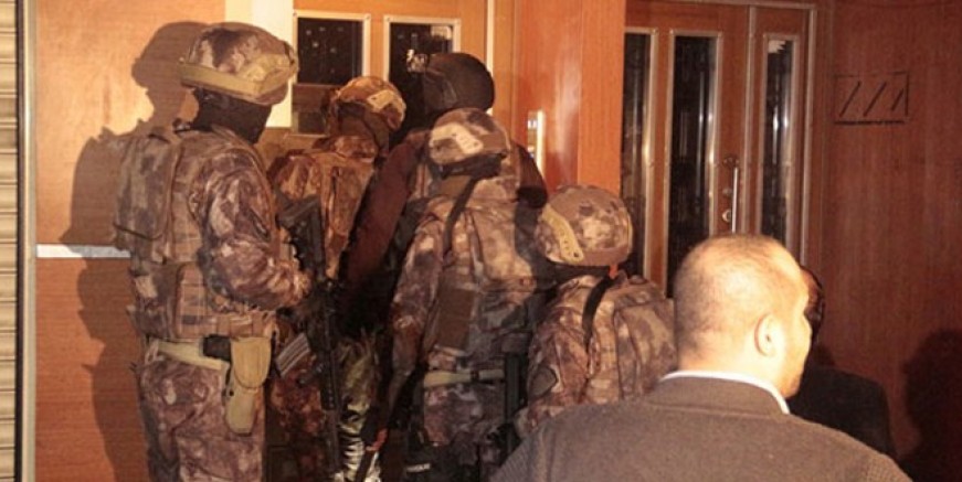 Yurt dışına para gönderen 417 kişi gözaltında