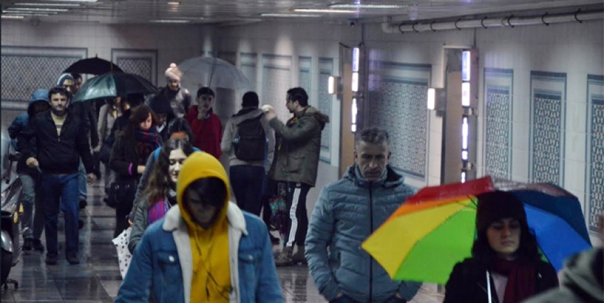 İstanbul'da bir garip şemsiye manzarası