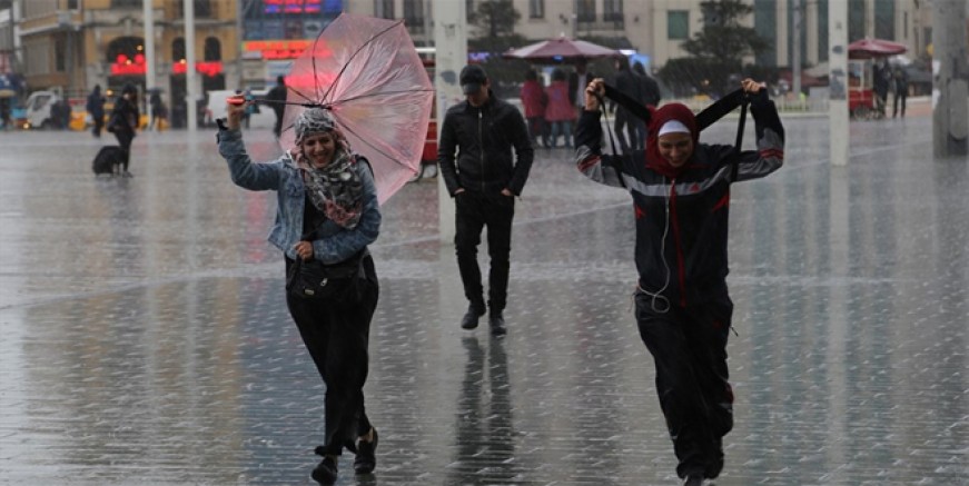 İstanbul'da sağanak yağışa teslim oldu