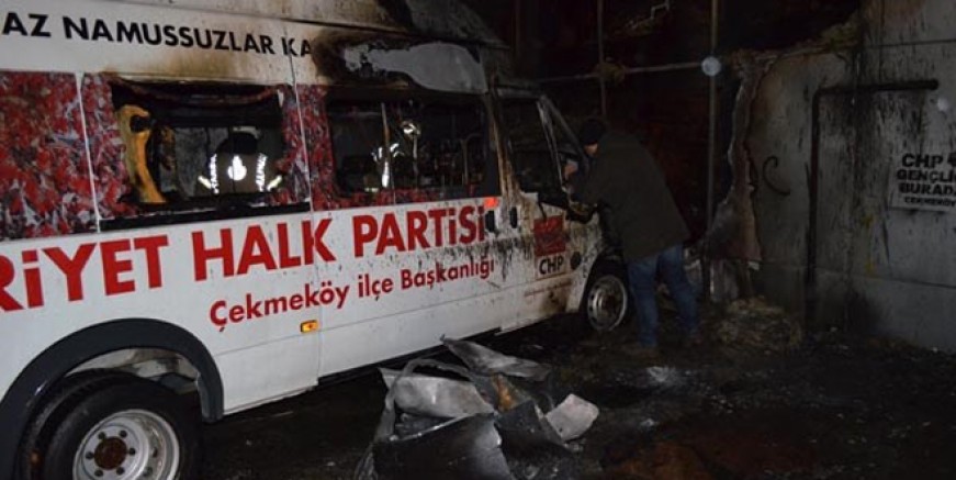 Çekmeköy'de CHP'nin seçim minibüsü yandı