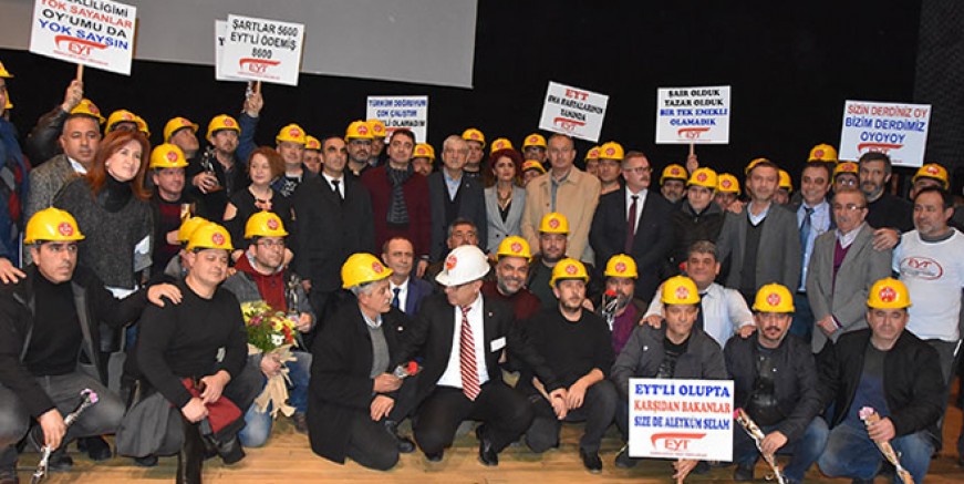 EYT'liler İzmir'de salonlara sığmadı
