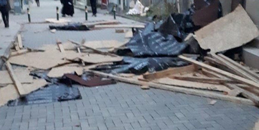 İstanbul'da fırtına çatıyı uçurdu