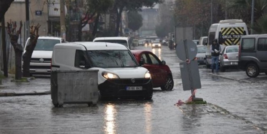 İzmir'de sağanak yağış hayatı felç etti