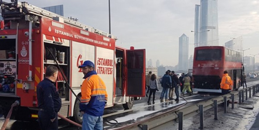TEM'de çift katlı otobüste yangın