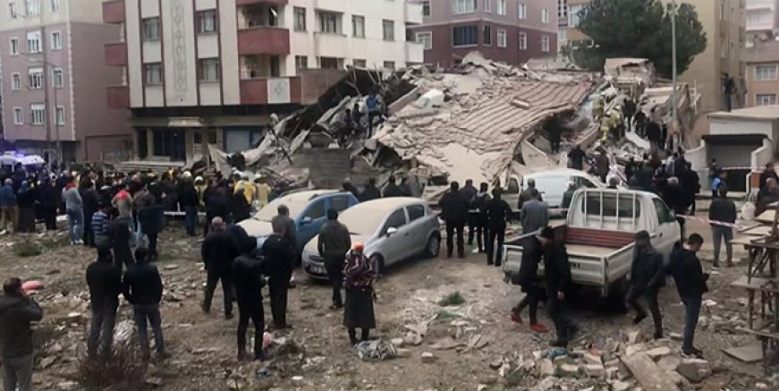 Kartal'da binanın çökme anı kamerada!