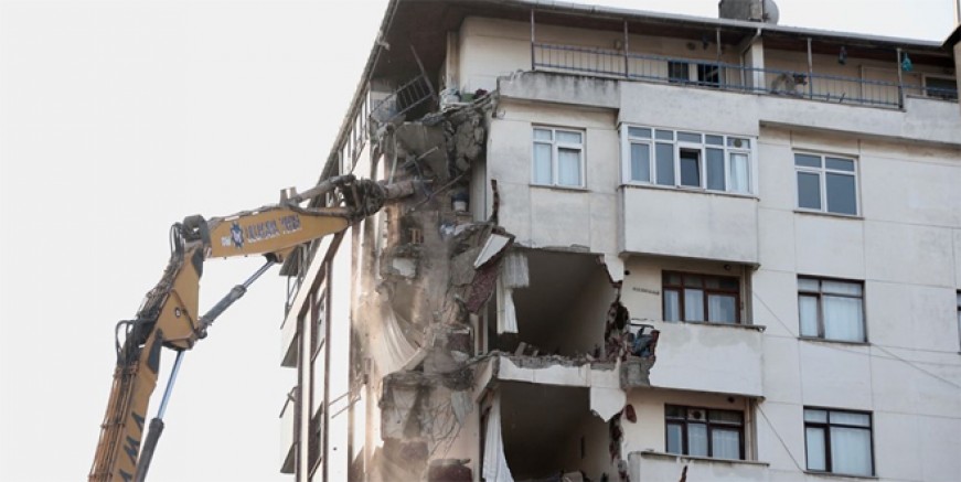 Kartal'da riskli bina yıkılıyor!