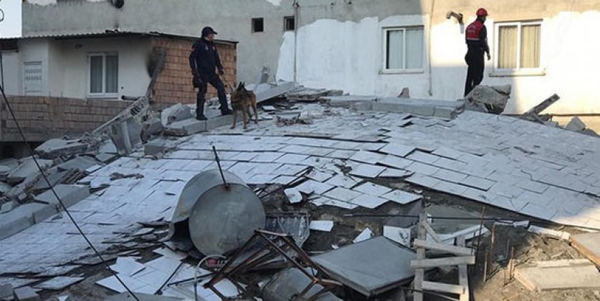 Mersin'de 5 katlı bina çöktü