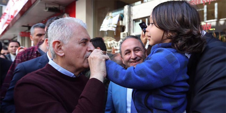 Binali Yıldırım'a Kartal'da sevgi seli