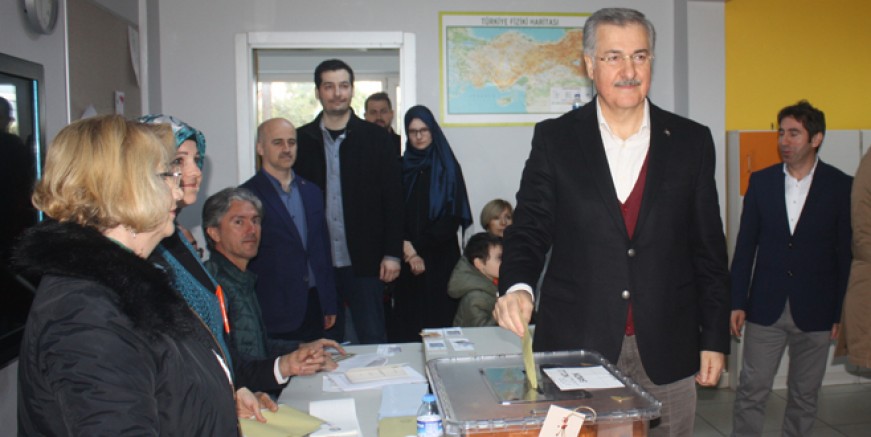 Ebubekir Taşyürek Doğa Koleji'nde oy kullandı