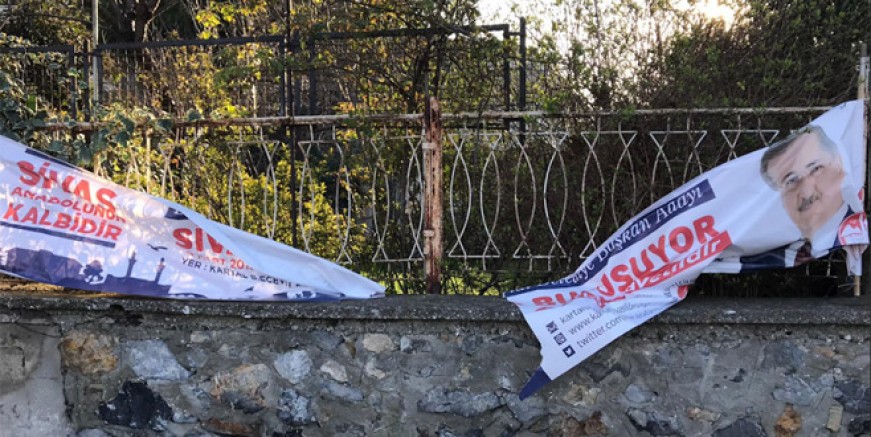 Kartal'da AK Parti pankartlarına çirkin saldırı