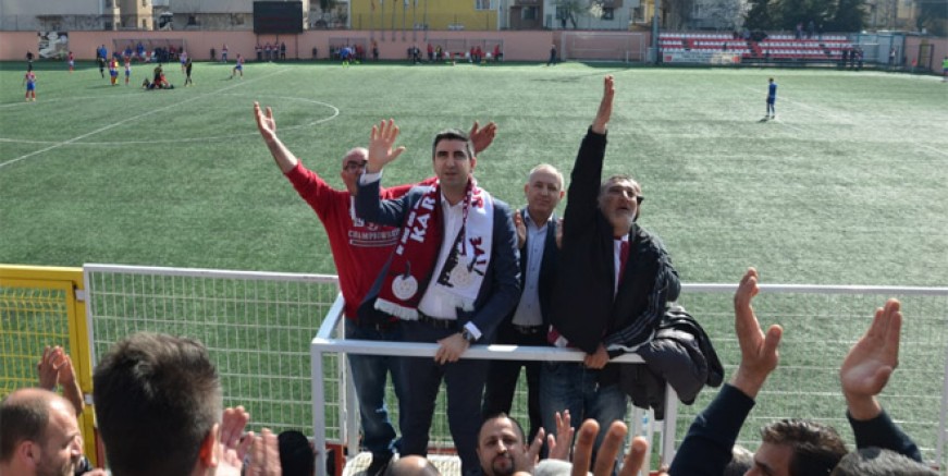 Kartalspor taraftarı Gökhan Yüksel'i bağrına bastı