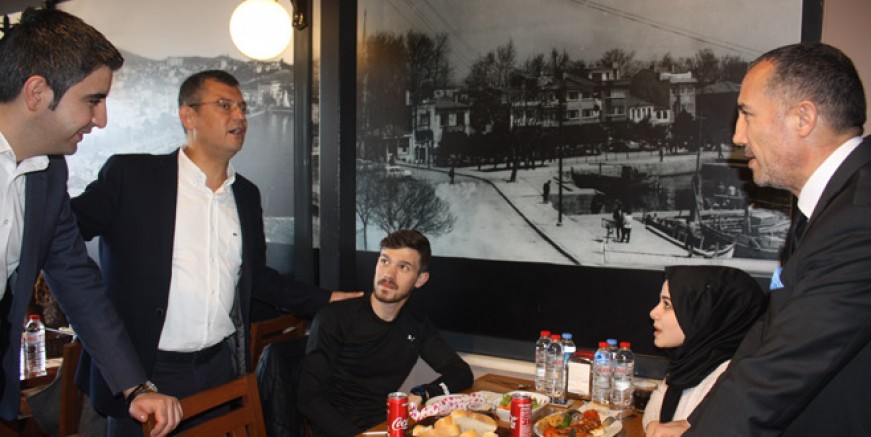 Özgür Özel Gökhan Yüksel'i gençlere emanet etti