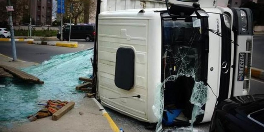 Pendik'te cam yüklü kamyon devrildi!