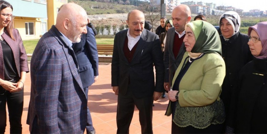 Semiha Yıldırım'dan Kartallı yaşlılara sürpriz ziyaret