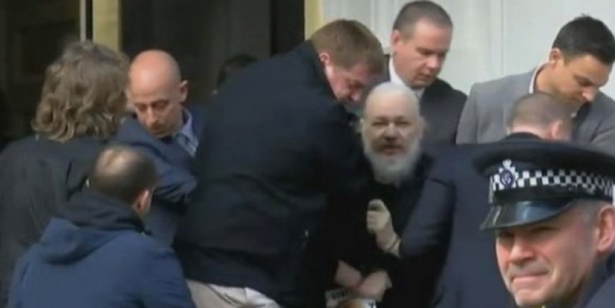 Julian Assange gözaltına alındı