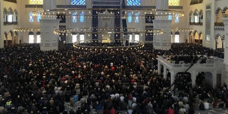 Çamlıca Camii Ramazan'ın ilk cumasında doldu taştı