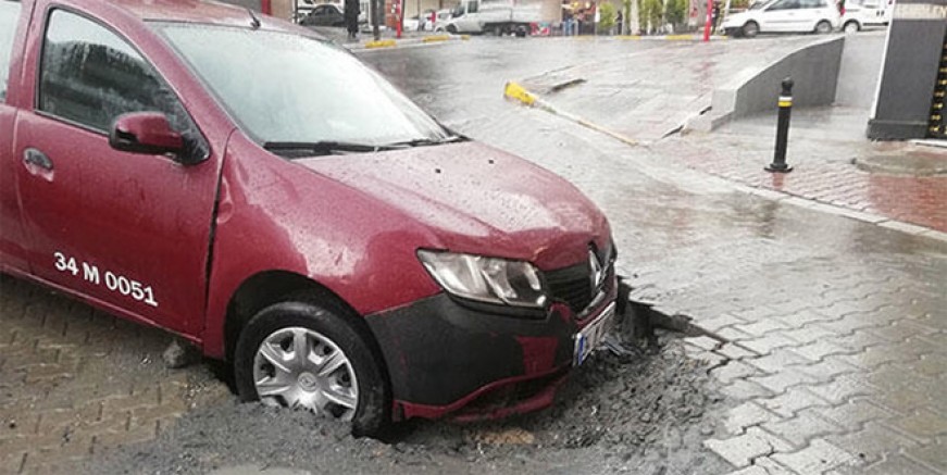 Esenyurt'ta yol çöktü taksi çukura düştü