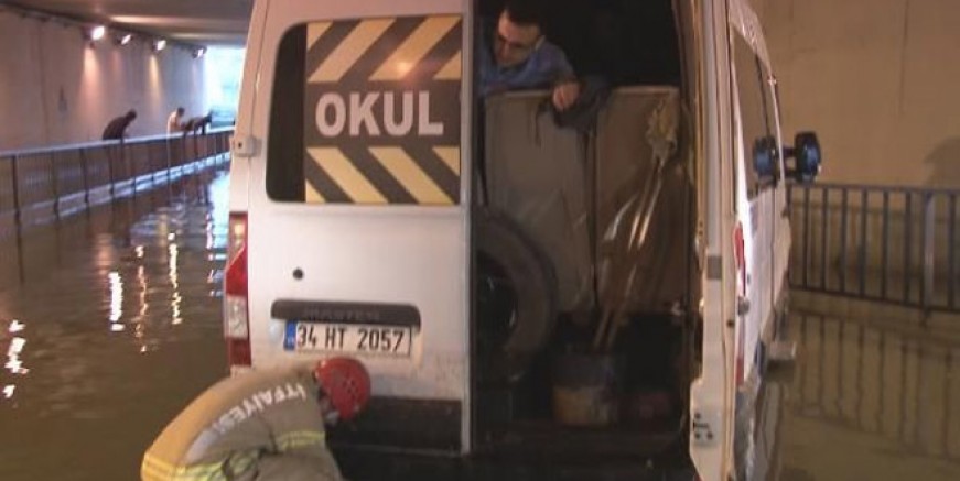 Pendik'te minibüs alt geçitte mahsur kaldı