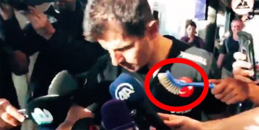 Emre'ye tuvalet fırçası uzattılar!
