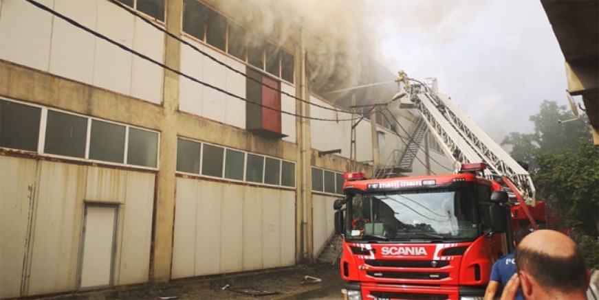 Pendik'te korkutan fabrika yangını