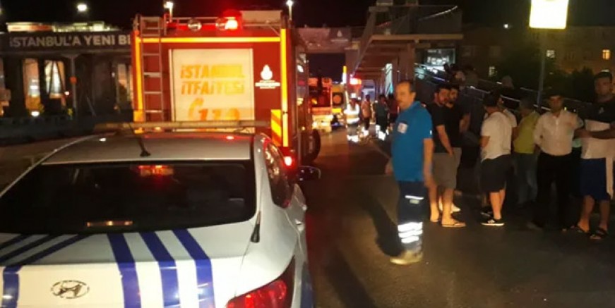 İstanbul'da araç metrobüs durağına daldı