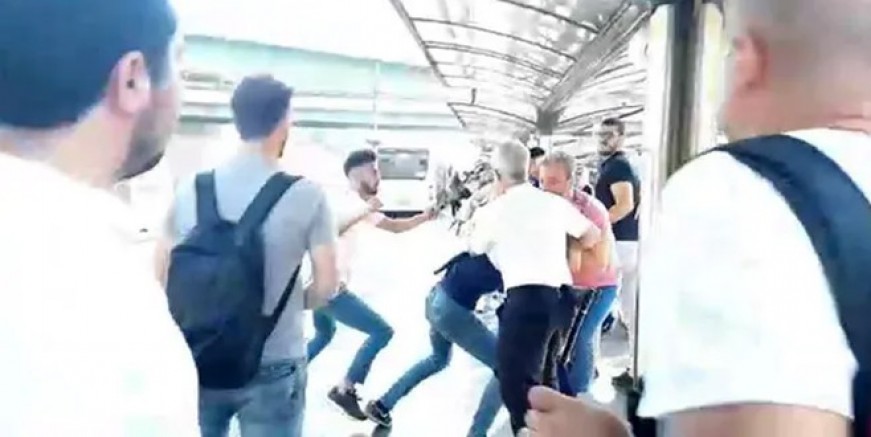Metrobüs durağında maganda dehşeti