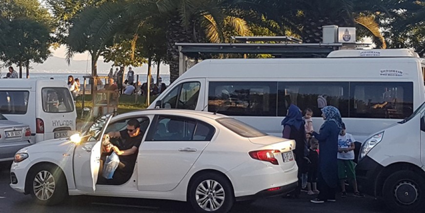 Sahil Yolu'nda piknikçi rezaleti