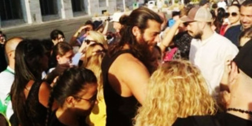 Can Yaman İtalya'da izdihama yol açtı