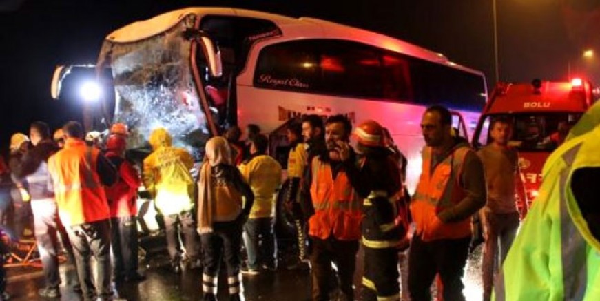 Düzce'de otobüs TIR'a çarptı; 37 yaralı