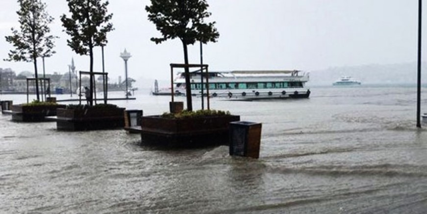 İstanbul'da denizle kara yine birleşti