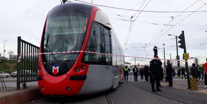 Zeytinburnu'nda tramvay raydan çıktı!
