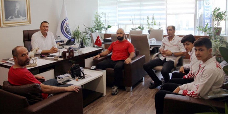 Kartallı minik boksörler Gürcistan'da tarih yazdı