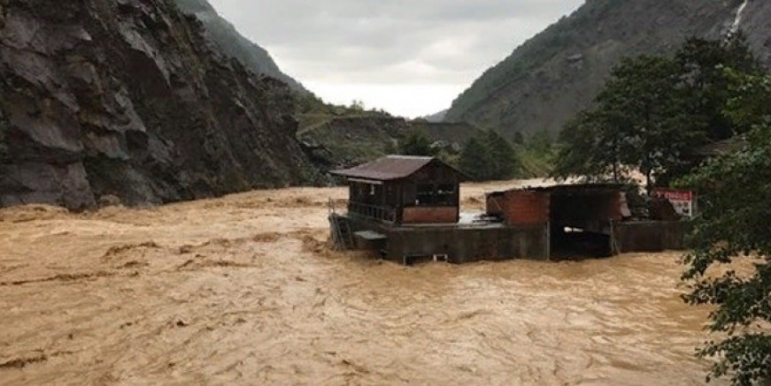 Rize ve Artvin'de sel; yollar kapandı!