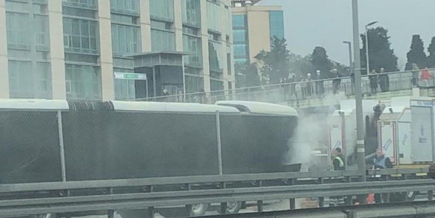İstanbul'da metrobüs yangını! Seferler aksadı