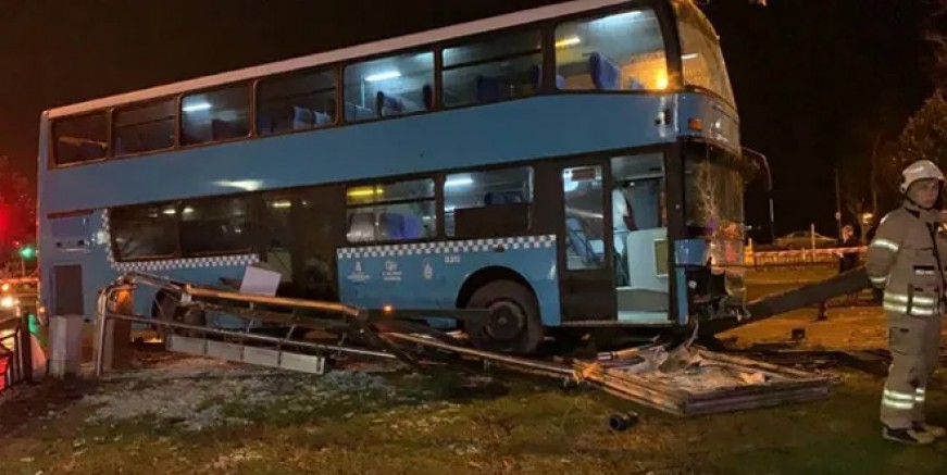 Kartal'da çift katlı otobüs durağa daldı; 5 yaralı