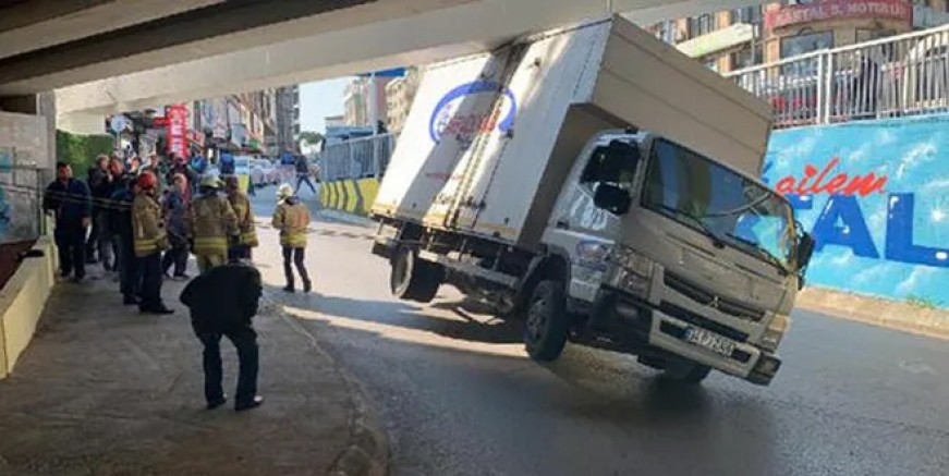 Kartal'da görenleri şaşkına çeviren kaza